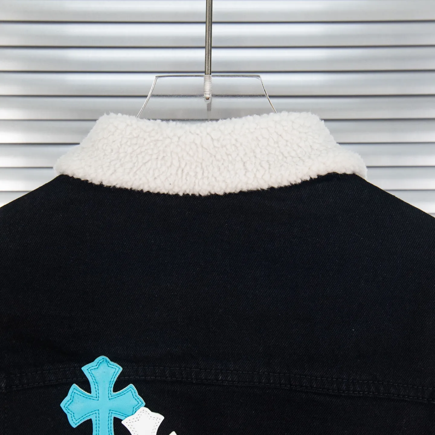 P360 high version (lamb wool) Chrome Hearts Chrome Hearts colorful patchwork lamb fur collar jacket, the same style as the Internet celebrity star's cross-printed denim jacket, the unique cross design element is full of design. It is made of 100% denim cotton fabric with heavy coarse yarn count, which ensures a stiff and tough silhouette while being soft, comfortable and breathable. The lapel is designed with silver buttons and is full of texture. The classic white cross logo is all over the dress, making it a perfect versatile style for spring and summer! The original loose version is made of high-quality pure cotton fabrics. The fabric pattern is high-definition and delicate without burrs. It is comfortable and breathable to wear. All the buttons are molded and customized. It is casual and fashionable and can be matched with any bottoms. It can be windproof and sunproof in spring and summer. It can be worn outside in autumn and winter! Easily concave shape makes you look slimmer and taller, perfect for both men and women! Style number: 1838# Color: Black Size: S M L XL